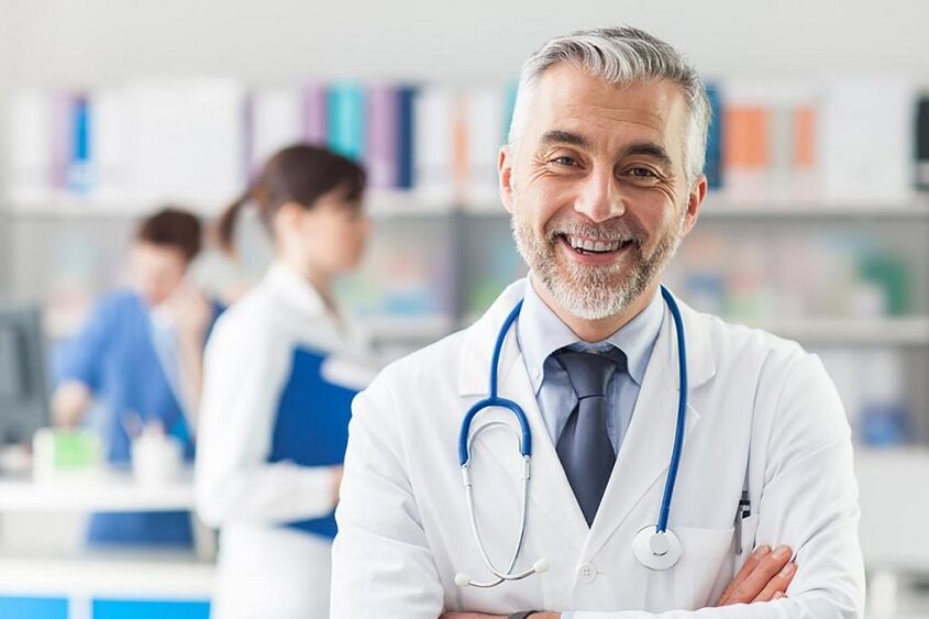 doctor treating arthrosis